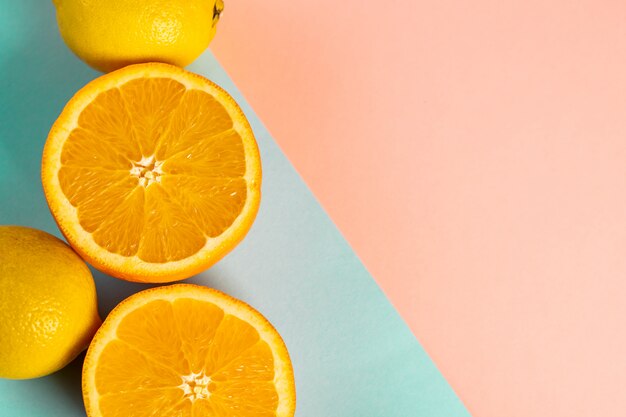 테이블의 파란색 부분에 반 오렌지와 레몬