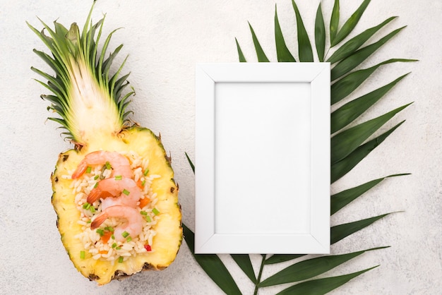 Foto gratuita la metà di ananas e copia spazio vuoto