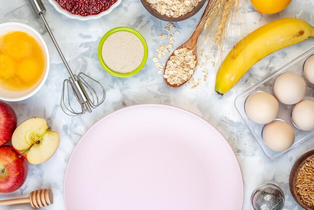 Половина кадра из белой тарелки и свежей здоровой пищи на двухцветном фоне