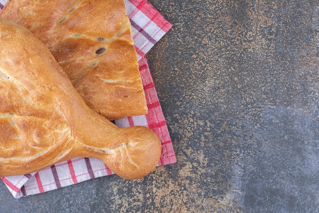 Half-sliced tandoori bread loaves on marble surface