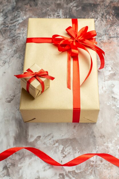 흰색 사진 휴가 색상 새해 선물 크리스마스에 빨간 리본으로 하프 탑 뷰 크리스마스 선물