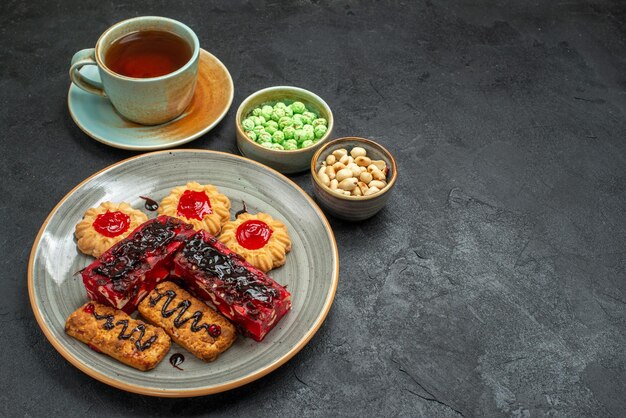 어두운 공간에서 쿠키와 차 한잔과 함께 하프 탑보기 맛있는 과일 케이크