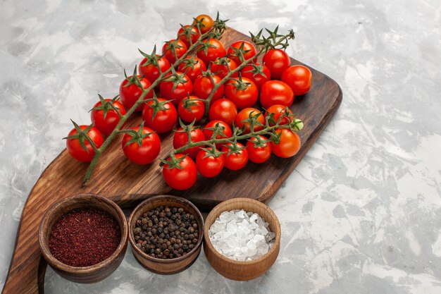 무료 사진 흰색 책상에 조미료와 절반 평면도 신선한 체리 토마토 익은 전체 야채