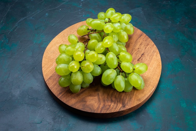 Free photo half-top view fresh green grapes mellow juicy fruits on dark-blue desk.