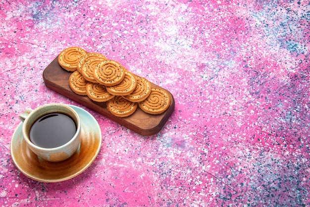 하프 탑 뷰 라운드 달콤한 쿠키 분홍색 책상에 차가 늘어선 맛있는 작은 쿠키.