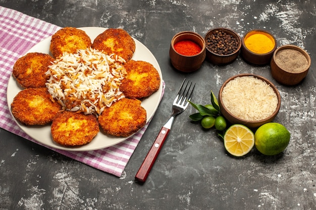 어두운 표면 고기 Rissole 음식에 쌀과 조미료를 곁들인 하프 탑 뷰 맛있는 튀긴 커틀릿