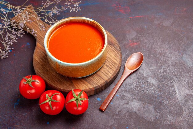 Вкусный томатный суп со свежими помидорами на темном столе, вид сверху, томатный соус, блюдо, соус