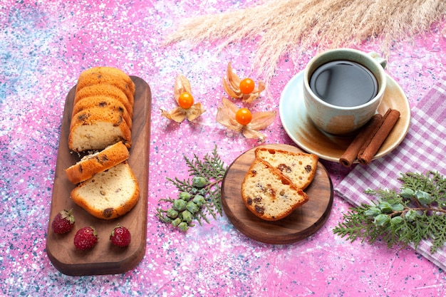 Foto gratuita torta squisita vista metà superiore affettata con tazza di tè e cannella sulla scrivania rosa.