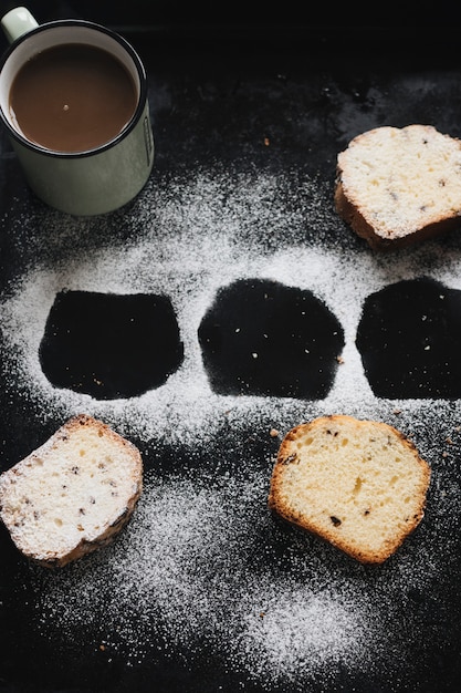 무료 사진 검은 배경에 가루 설탕으로 만든 빵의 할로윈 모양