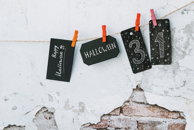 Free photo halloween arrangement with black cards with inscriptions