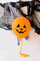 Foto gratuita halloween-balloon vicino al muro decorato