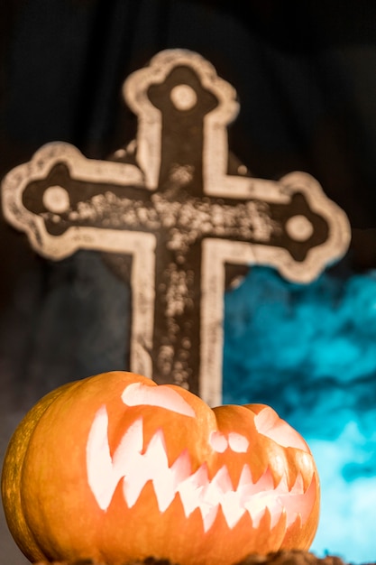 Празднование хэллоуина с жутким декором