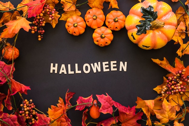 Foto gratuita composizione di halloween con foglie e lettere di autunno