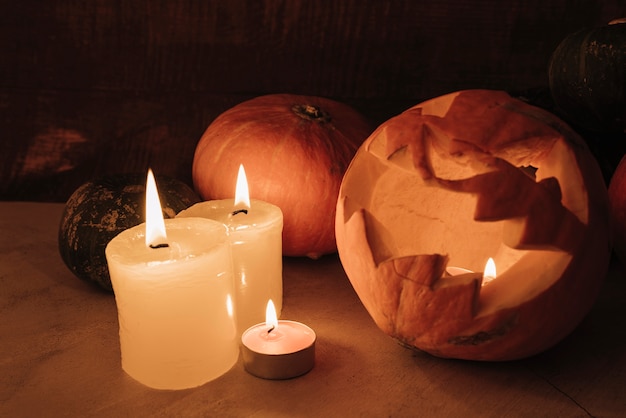 Composizione di halloween con candele