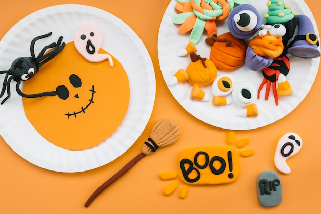 Free photo halloween composition with plasticine figures