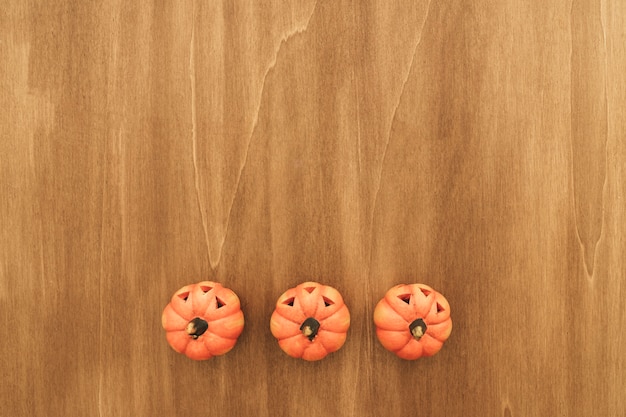 Free photo halloween composition with three pumpkins