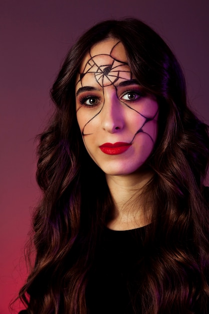 Foto gratuita concetto di halloween con la ragazza