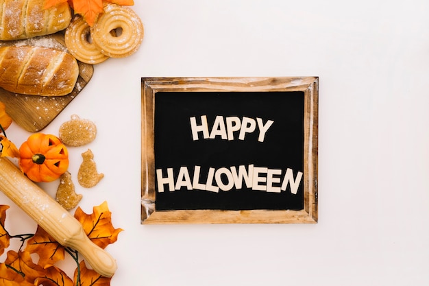 Foto gratuita concetto di halloween con ardesia e decorazione del pane