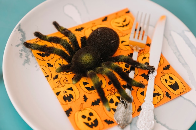 Free photo halloween concept with spider and cutlery