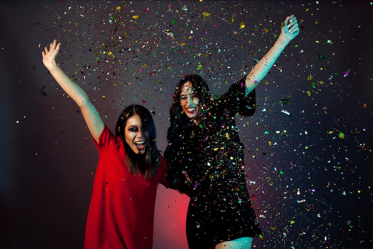 मुफ़्त फोटो halloween concept with woman with confetti