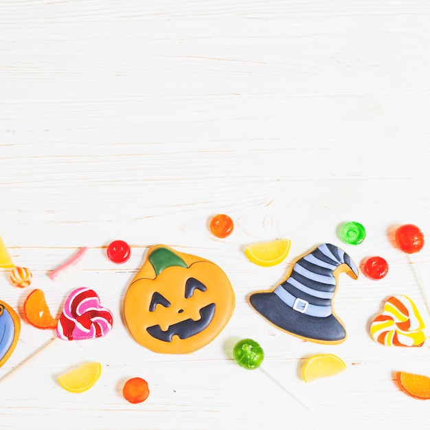 Foto gratuita biscotti di halloween tra caramelle