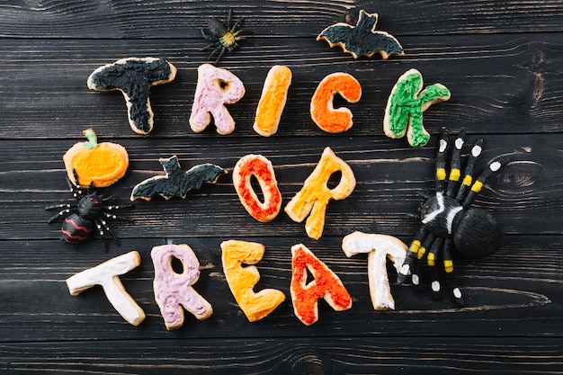 Foto gratuita biscotti e decorazioni di halloween