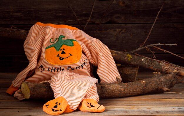 Хеллоуин костюм для ребенка, на деревянном фоне