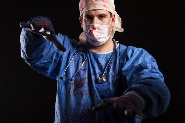 피로 뒤덮인 미친 의사의 할로윈 의상. 정신분열증이 있는 의사.
