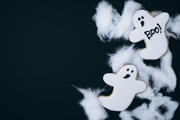 Foto gratuita halloween ha decorato i biscotti fatti in casa allo zenzero