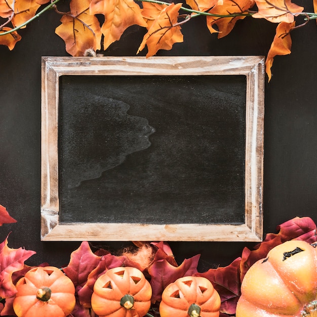 Foto gratuita decorazione di halloween con ardesia in bianco