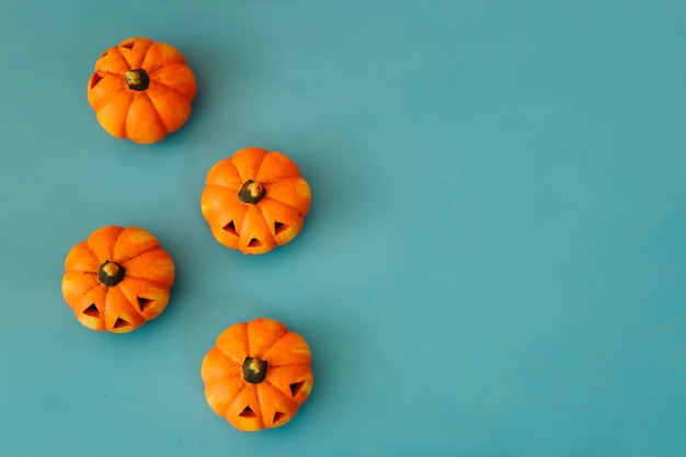 4つのカボチャとハロウィーンの装飾