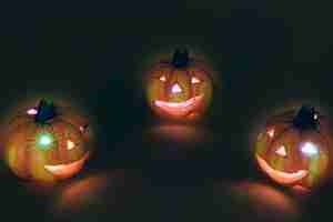 Free photo halloween decoration with illuminated pumpkins