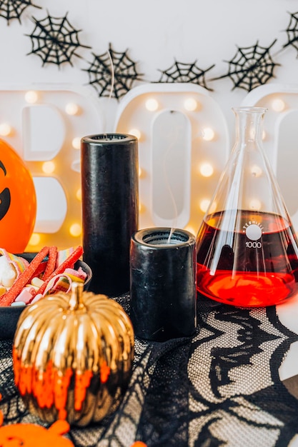 Decorazione di halloween con un barattolo di zucca e una fiaschetta piena di liquido rosso