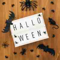 Foto gratuita decorazione di halloween con il segno, pipistrelli e ragno