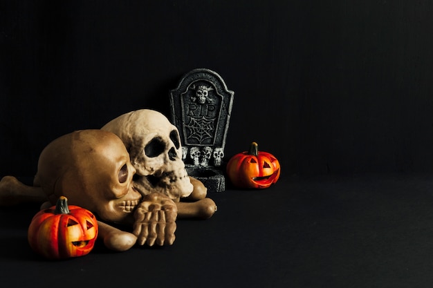 Foto gratuita decorazione di halloween con i teschi