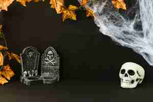 Foto gratuita decorazione di halloween con le tombe e il cranio