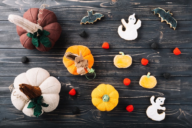 Хэллоуин украшения и печенье на столе