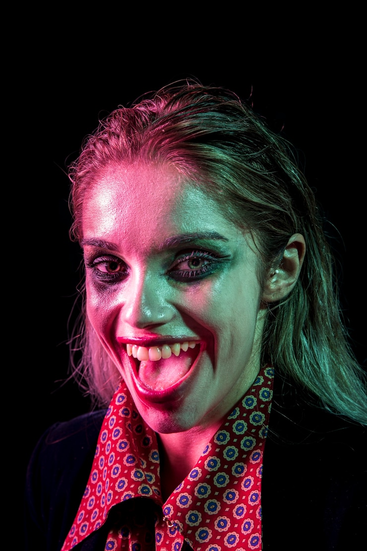 Free Photo halloween female model smiling as joker