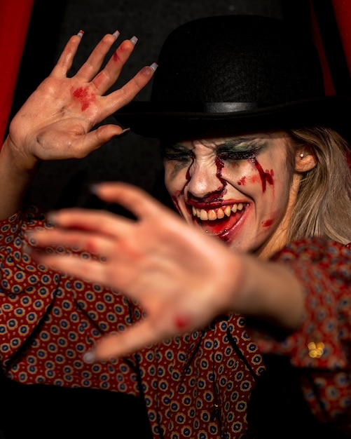 Бесплатное фото Хэллоуин девушка пытается скрыть свое лицо