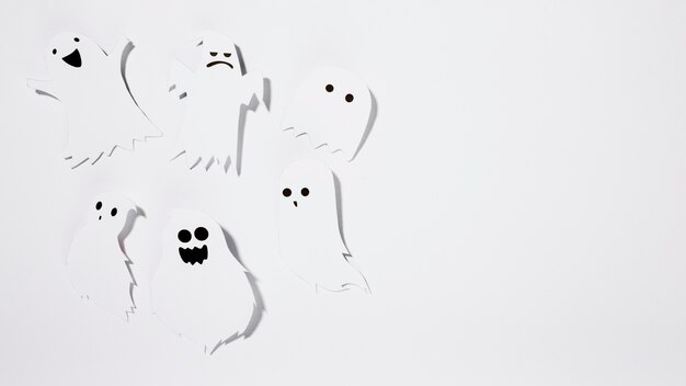 Хэллоуинские призраки из бумаги с забавными лицами