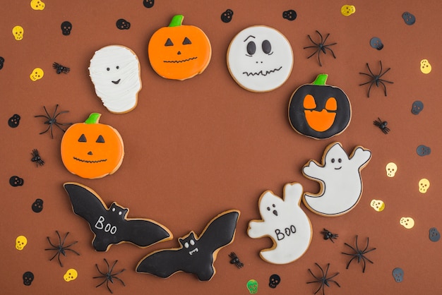 Halloween gingerbreads arranged in circle 