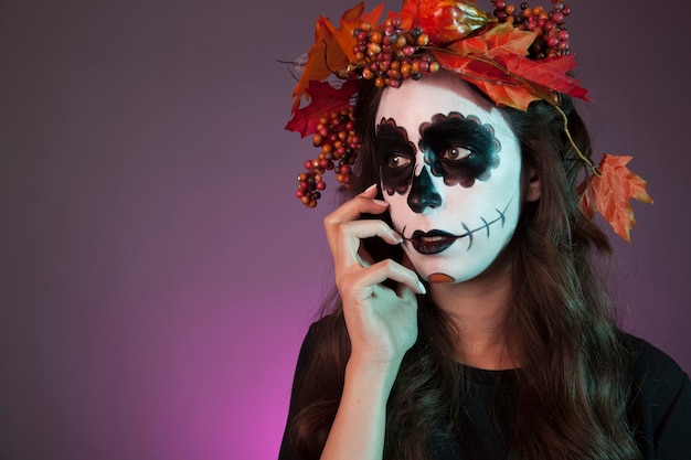 Foto gratuita ragazza di halloween alla ricerca di lato