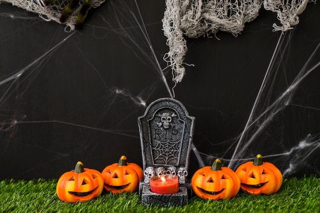 Free photo halloween graveyard concept with pumpkins