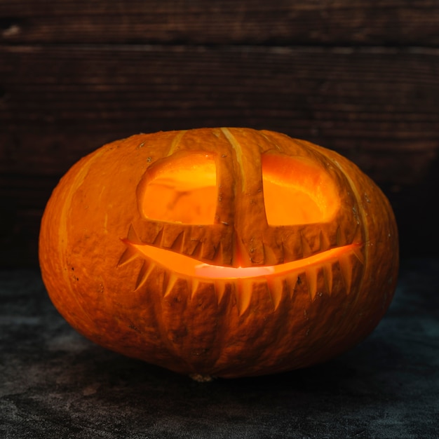 Foto gratuita halloween jack-o-lantern illuminante a candela dall'interno