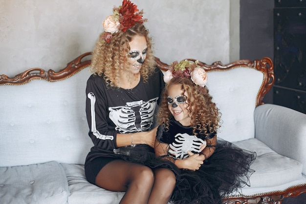 Foto gratuita halloween. madre e figlia in costume di halloween in stile messicano. famiglia a casa.