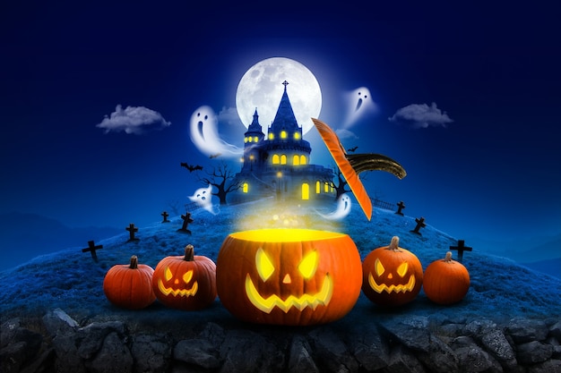 Композиция ночной луны на хэллоуин с призрачной мухой и светящимися тыквами в старинном замке синего тона