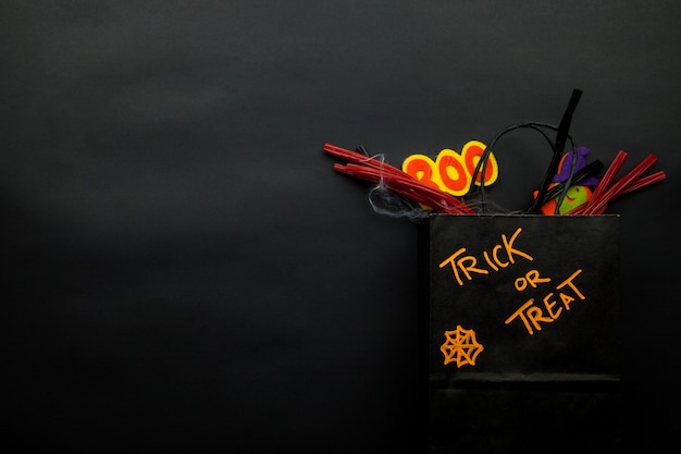 Foto gratuita pacchetto di halloween con decorazioni