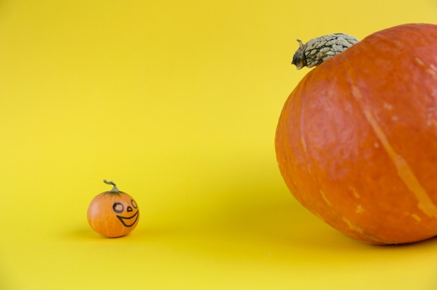 할로윈 호박 아이는 미소를 지으며 큰 주황색 호박 컨셉 템플릿을 봅니다.