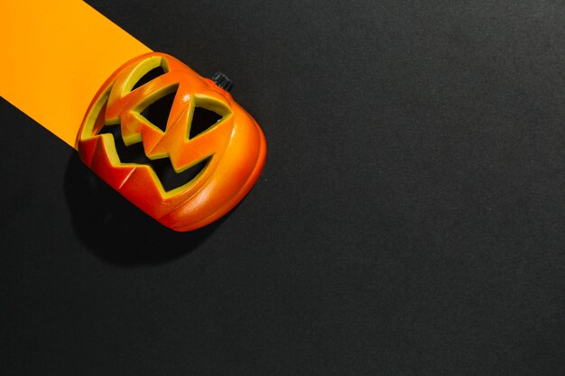 Тыквы на Хэллоуин лежали на оранжевом листе бумаги
