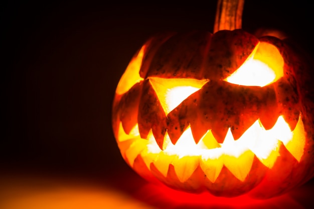 Foto gratuita zucca di halloween con la bocca aperta close up